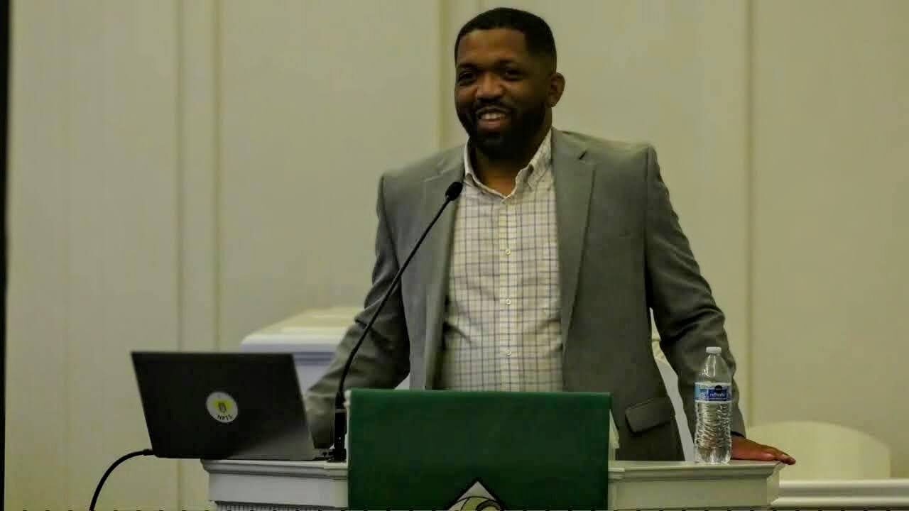 Dr Glenn Bracy gives the 2024 Westerdahl lecture at the podium