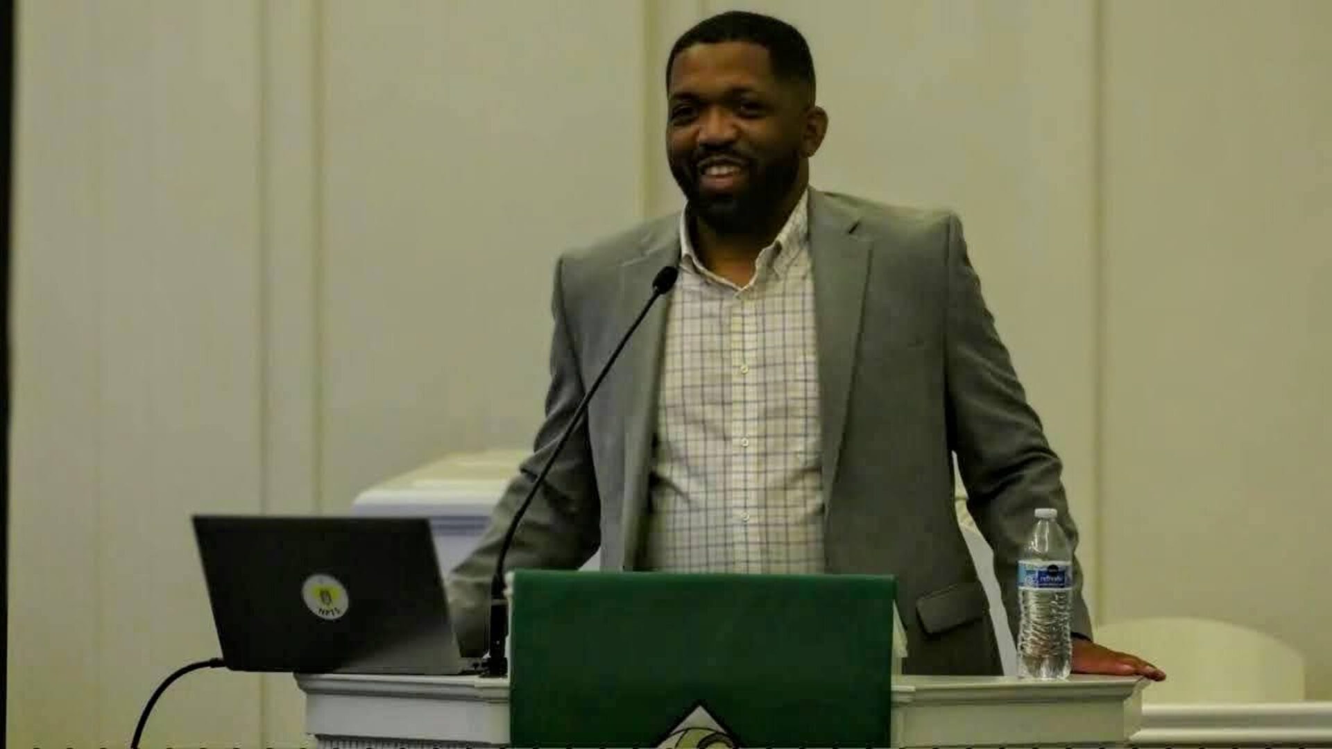 Dr Glenn Bracy gives the 2024 Westerdahl lecture at the podium