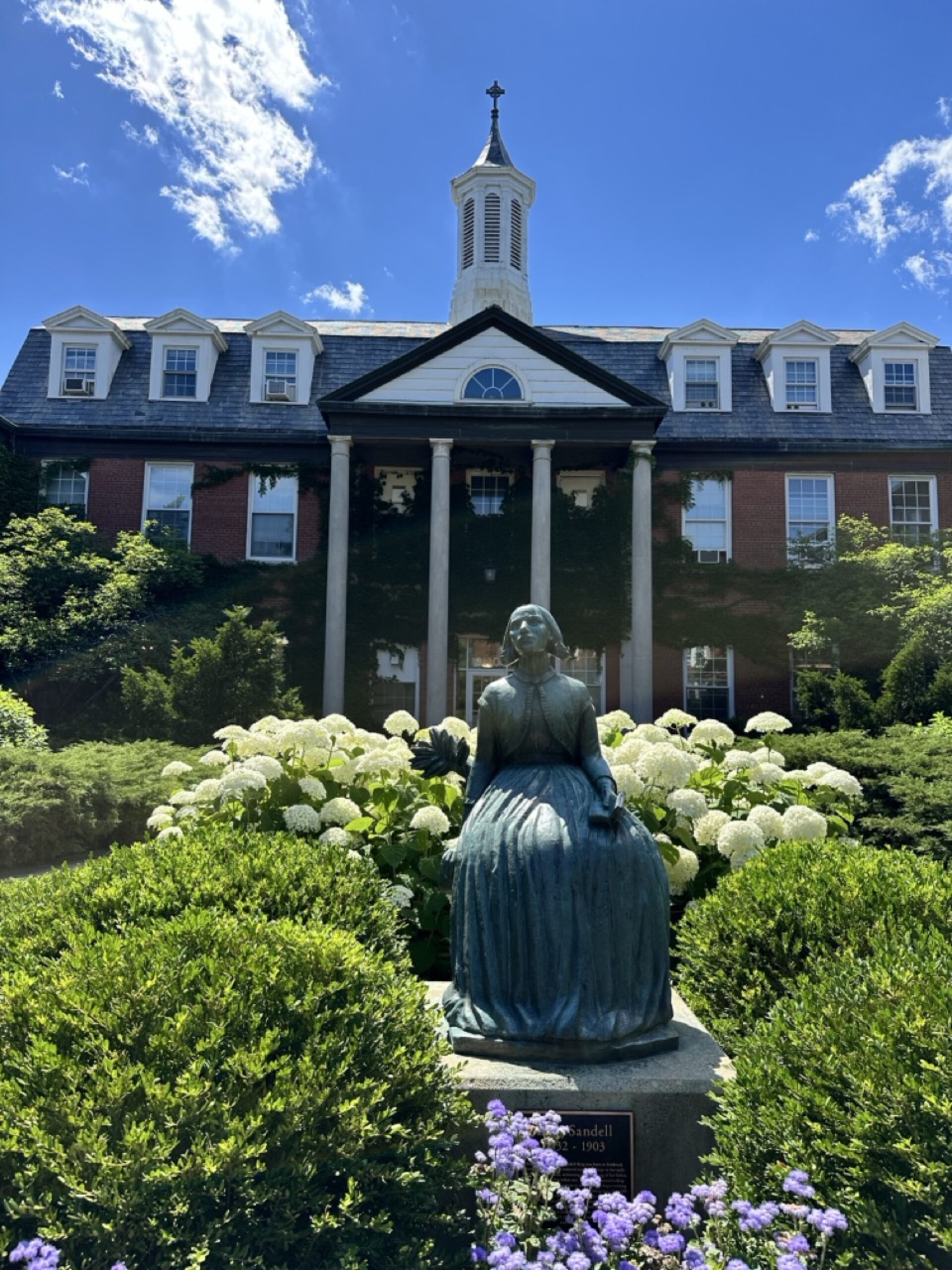 Lena Sandall statue in front of Nyvall Hall